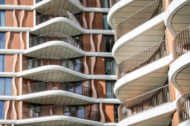 Çağdaş Şehir Binası Eğri Balkonlar ve Modern Konut Mimarisi Detayları