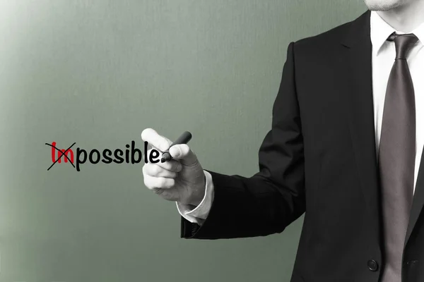 Geschäftsmann verwandelt das Wort unmöglich in möglich — Stockfoto