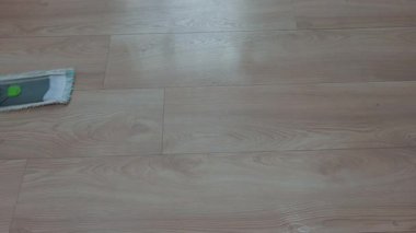 Evin içini temizlemek ve kurutmak için kullanılan mikrofiber paspas.