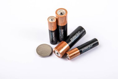 Duracell marka AA AAA ve CR piller beyaz arka planda sergilenmektedir. Fotoğraf Riga Letonya 'da Ocak 2026