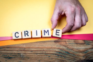 Suçlama kavramı, elle düzenlenmiş ahşap harf blokları ile gösterilmiştir.