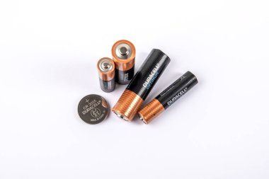 Duracell marka AA AAA ve CR piller beyaz arka planda sergilenmektedir. Fotoğraf Riga Letonya 'da Ocak 2026
