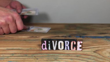 Tahta Harf Blokları ve Mali Ayrılık Temsilcisi Boşanma Konsepti