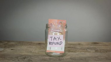 Glass Jar Etiketli Vergi İade Vergisi Temsilcisine Euro Banknotları Koyma