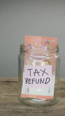 Jar Para Mevduatının Metin Vergisi Vergisiyle Vergi İade Tasarruf Konsepti