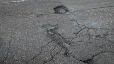 Asfalt Çukurları Kış Dondurması Sonrası Şekil Veren Yol Hasarı Döngüsü