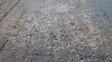 Kum ve Tuz Karışımı Kaplamaları Tuğla Kaldırım Yüzeyi Kış Çekimi Sağlıyor