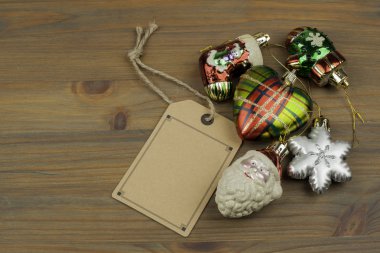 Yılbaşı süsleri ve boş fiyat etiketi