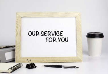 Ofis masaları ile metin - bizim hizmet sizin için ahşap çerçeve