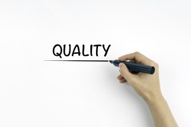 El kalite sözcüğü yazmaya marker ile