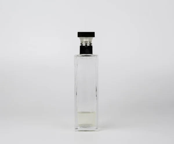 Bottiglia di profumo su sfondo bianco — Foto Stock