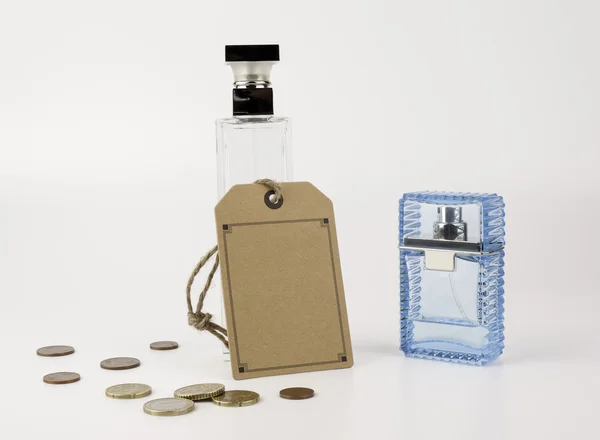 Парфюмерная бутылка с пустым ценником и евро центов — стоковое фото