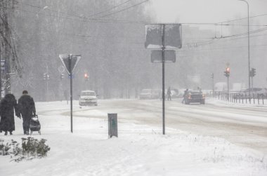 şehirde kar fırtınası. Sürüş zor.