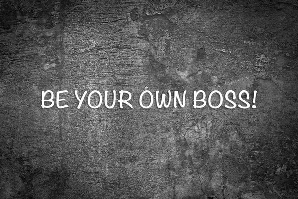 Jadilah bos Anda sendiri pada latar belakang hitam dan putih — Stok Foto