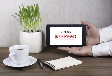 Dijital tablet bilgisayar erkek elinde - yükleme hafta sonu kavramı