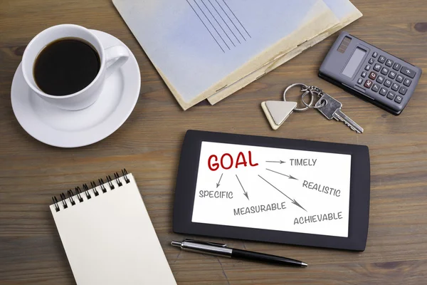 Goal concept text on tablet device on a wooden table — Stock Photo, Image