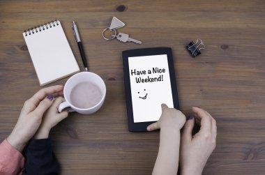 Anne ve çocuk tablet bilgisayar oynamak. İyi hafta sonları!