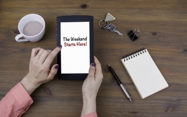 kadın gösteren boş tablet bilgisayar ekranında office. Weeken