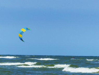 Baltık Denizi 'nde rüzgar sörfü.