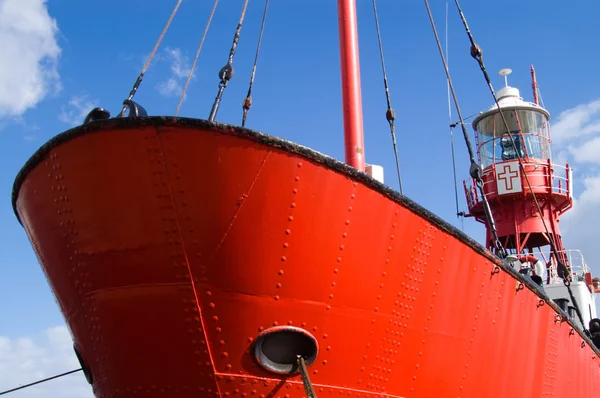 红色灯塔船 — 图库照片