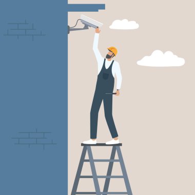 Profesyonel işçiler bina duvarına güvenlik kamerası yerleştiriyor. Güvenlik ve gözetim konsepti.