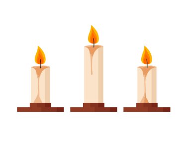 Alevler içinde yanan mumlar.