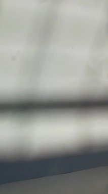 Sabun sürten bir elin gölgesinin dikey görünümü.