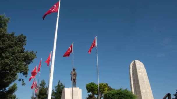 Conk Bayiri Mustafa Kemal Ataturk Bustu Turk Bayragi Ingiliz Aniti — Stockvideo