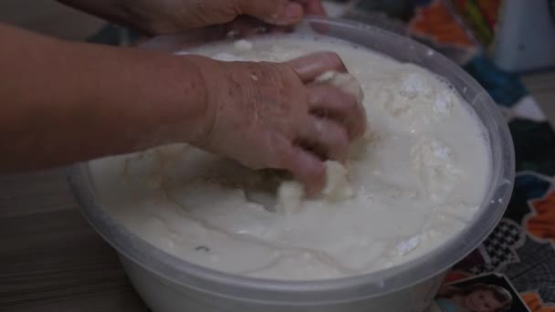 Eksi Maya Ile Ekmek Hamuru Yogurma Koylu Kadin Ekmek Yapiyor — Wideo stockowe