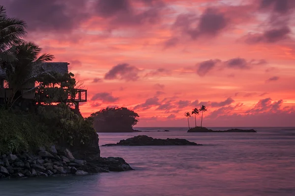 Tropische zonsopgang op de kust — Stockfoto