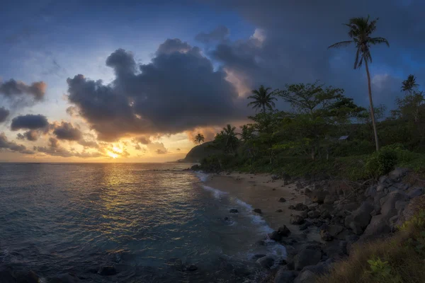 Tropisch strand bij zonsondergang — Stockfoto