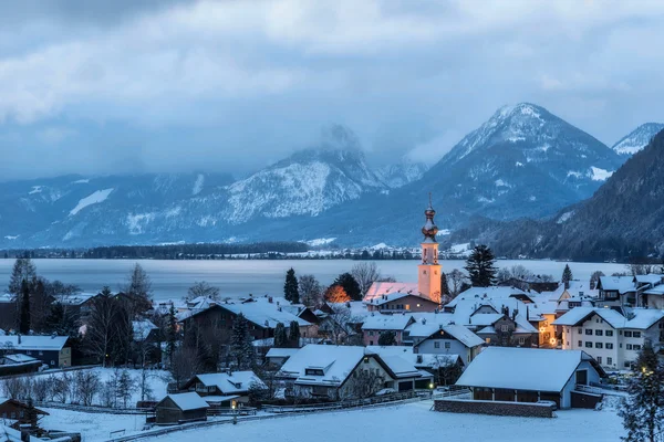 Küçük bir kasaba olan Salzburg kış oteli — Stok fotoğraf