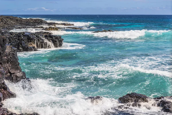 Vulkanische stenen op de Stille Oceaan — Stockfoto