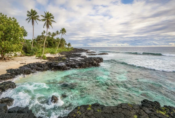 Tropical beach of the South Pacific island of Upolu — Stock Photo, Image