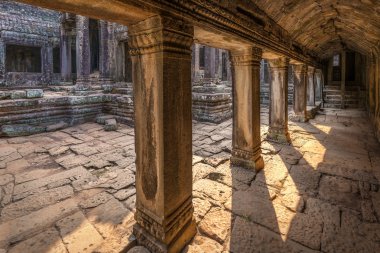 Bayon tapınağın avluda