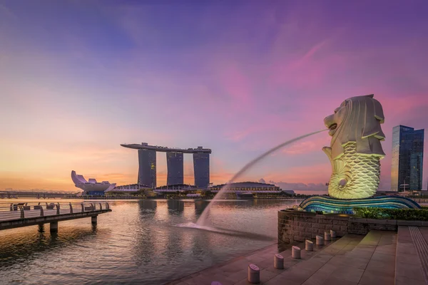 Merlion och Marina Bay — Stockfoto