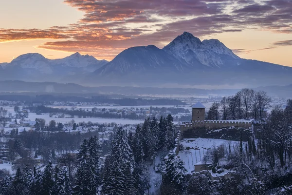 Aldeia austríaca e montanha no inverno — Fotografia de Stock