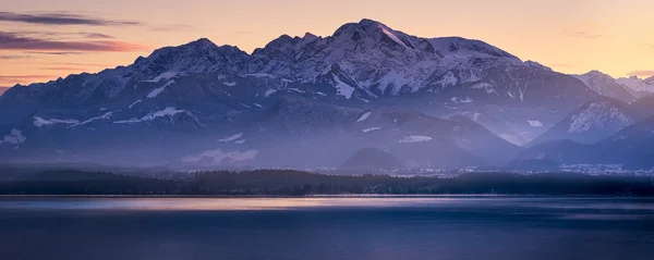 Günbatımı gölde dağda — Stok fotoğraf