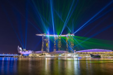 Işık gösterisi Singapur Marina koyunda