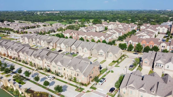 Fila de casas novas e complexo de apartamentos no centro de Flower Mound, Texas, EUA — Fotografia de Stock