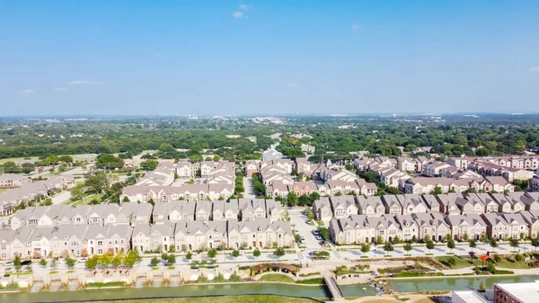 ABD 'nin Teksas, Flower Mound şehir merkezindeki yeni nehir kenarı evler ve apartman kompleksi — Stok fotoğraf