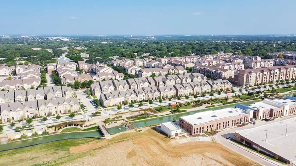 Vista superior del nuevo barrio residencial y comercial a orillas del río con terrenos baldíos en Texas, Estados Unidos — Foto de Stock