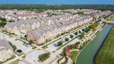ABD 'nin Teksas, Flower Mound şehir merkezindeki yeni nehir kenarı evler ve apartman kompleksi