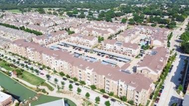 Üst geçit çok katlı apartman kompleksi ve Teksas, ABD 'deki Çiçek Tepesi' ndeki banliyö yerleşim alanı