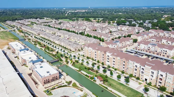 Nieuwe ontwikkeling langs de rivier herenhuizen en appartementencomplex in het centrum Flower Mound, Texas, Verenigde Staten — Stockfoto