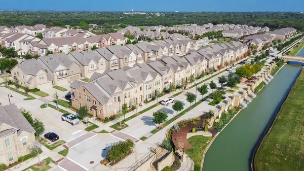Neubausiedlung am Fluss mit Reihenhäusern und Apartmentkomplex in der Innenstadt von Flower Mound, Texas, USA — Stockfoto