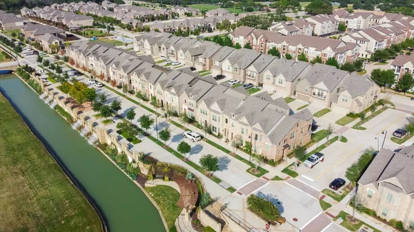 New development riverside townhomes and apartment complex in downtown Flower Mound, Texas, USA — Stock Photo, Image