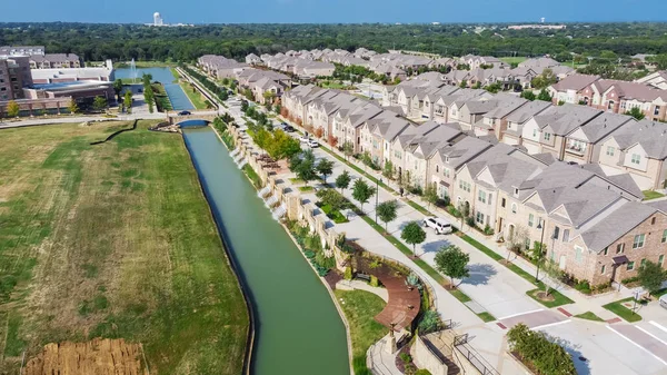 Vue de dessus nouveau développement riverain quartier résidentiel et commercial avec terrain vacant au Texas, États-Unis — Photo