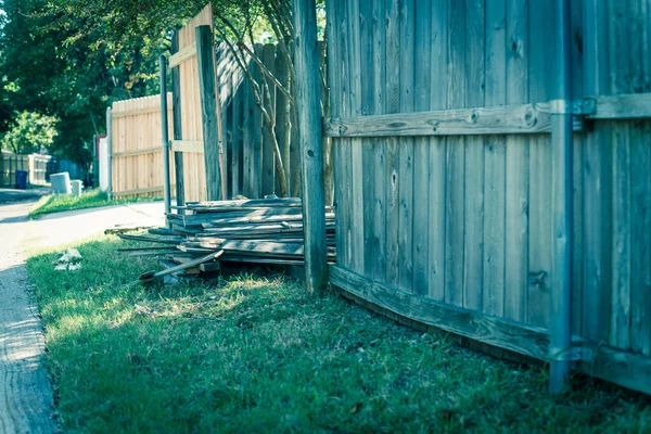 Recinzione in legno invecchiato immagine filtrata vicino a nuovi pannelli di legno installazione di casa residenziale suburbana in Texas, Stati Uniti d'America — Foto Stock