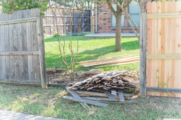 Leeftijd houten hek in de buurt van nieuwe timmerhout platen installatie van voorstedelijke residentiële huis in Texas, Verenigde Staten — Stockfoto